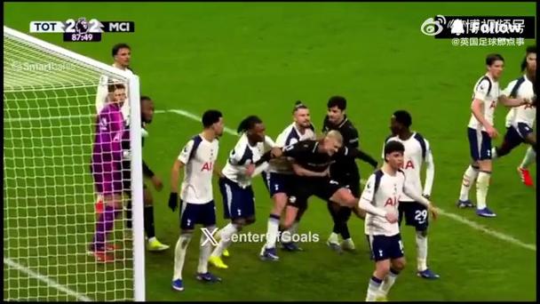 这下你怎么看？哈兰德遭遇双人抱摔倒地，但裁判没表示插图