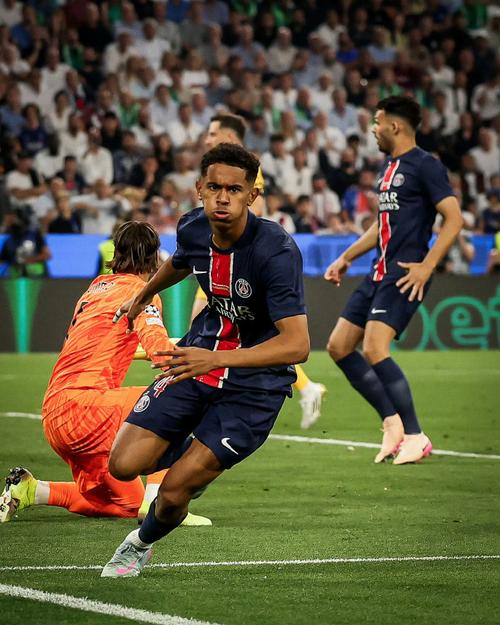 半场：白堡1-1巴黎，萨福诺夫扑点，大杜埃、马尤卢破门插图