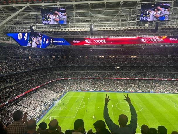 【现场】贡萨洛戴帽伯纳乌嗨翻 皇马迎来酣畅大胜