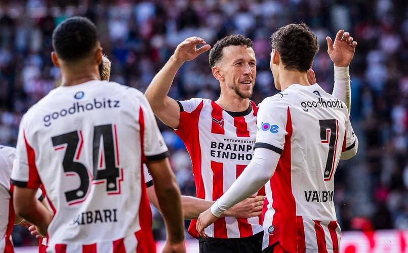 埃因霍温为佩里西奇庆祝37岁生日：热情永不消逝，生日快乐